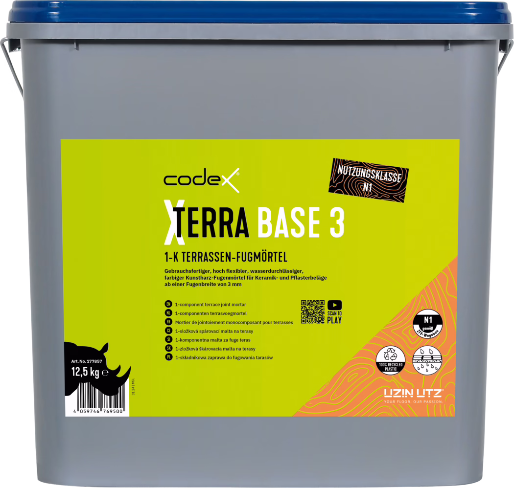 Šedé plastové vědro s modrým víkem a žlutou etiketou 'codex TERRA BASE 3', jednosložková spárovací hmota na terasy; na etiketě je název produktu, krátké informace v němčině, ikony, QR kód a hmotnost '12,5 kg'.