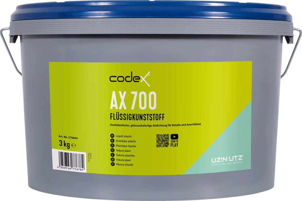 codex_Dummy_AX 700_front_2024-04 High-resolution front view of a grey plastic 3 kg bucket labeled 'codex AX 700 Flüssigkunststoff'. The bucket features a blue snap-on lid, a grey body and a metal carrying handle. A large yellow-green label dominates the front, showing the 'codex' logo, the prominent product name 'AX 700' in white letters and the German word 'FLÜSSIGKUNSTSTOFF', with smaller text describing the product as a ready-to-use, highly elastic sealing for details and connections. The label also includes multilingual bullet points, a barcode, a QR code and the 'UZIN UTZ' logo. The image is studio-lit on a neutral white background, centered and cropped to emphasize the label, lid and handle details.
