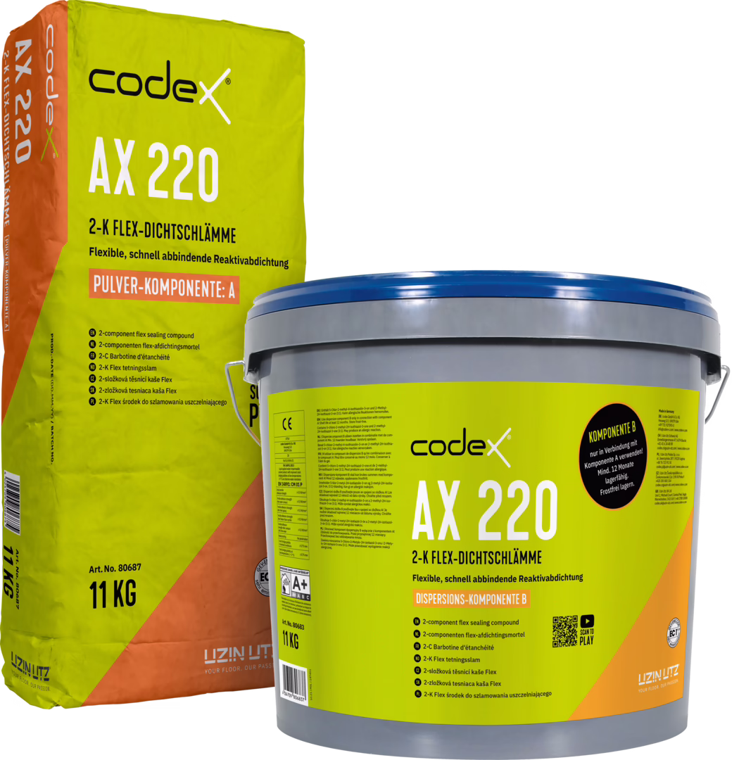Studiozáběr dvou zabalených komponent produktu Codex AX 220, dvousložkového flexibilního těsnicího systému. Vlevo vysoký obdélníkový papírový pytel v jasně žlutozelené barvě s oranžovými akcenty, potištěný názvem 'codex', kódem 'AX 220' a označením 'Pulver-Komponente: A'; pytel obsahuje texty produktu, piktogramy a údaj o hmotnosti 11 kg. Vpravo je šedé plastové kbelíkové balení s modrým víkem a velkou žlutozelenou etiketou 'codex AX 220' a 'Dispersions-Komponente B'; etiketa obsahuje technické informace, vícejazyčné pokyny, QR kód a ikony. Obě balení stojí na bílém pozadí; kompozice zdůrazňuje barevný kontrast, typografii a funkční kombinaci práškové a disperzní složky pro flexibilní, rychle tuhnoucí hydroizolační systém pro stěny a podlahy.