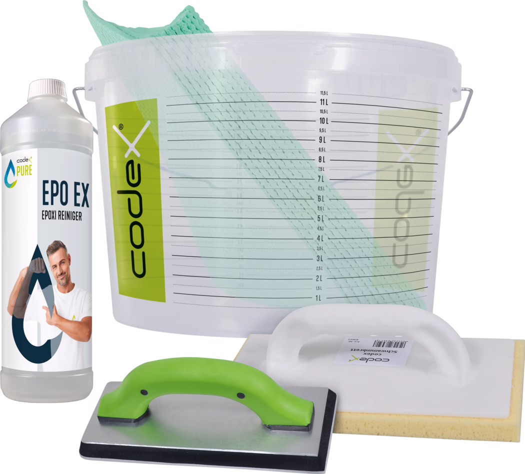 codex_Dummy_X-Fusion Tool Kit with Epo EX_composing_2022-01 A professional epoxy application kit arranged on a white background: a transparent plastic mixing bucket with printed graduated volume markings up to 11.5 L and a vertical green 'codex' logo; a folded mint-green textured mixing cloth draped over the bucket rim; a translucent bottle labeled 'EPO EX Epoxi Reiniger' (epoxy cleaner) with a droplet logo and a photographed man on the label; two hand floats — one with a green ergonomic handle mounted on a metal base with a black rubber backing, the other with a white plastic handle and a yellow sponge pad. The composition highlights material textures, brand graphics and tool shapes, suitable for product listings, DIY instructions and demonstration of mixing, applying and cleaning epoxy or similar floor coatings.